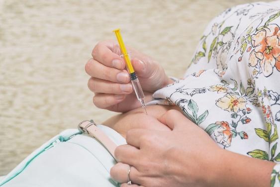 Paciente administr&aacute;ndose una inyecci&oacute;n subcut&aacute;nea de heparina en el abdomen